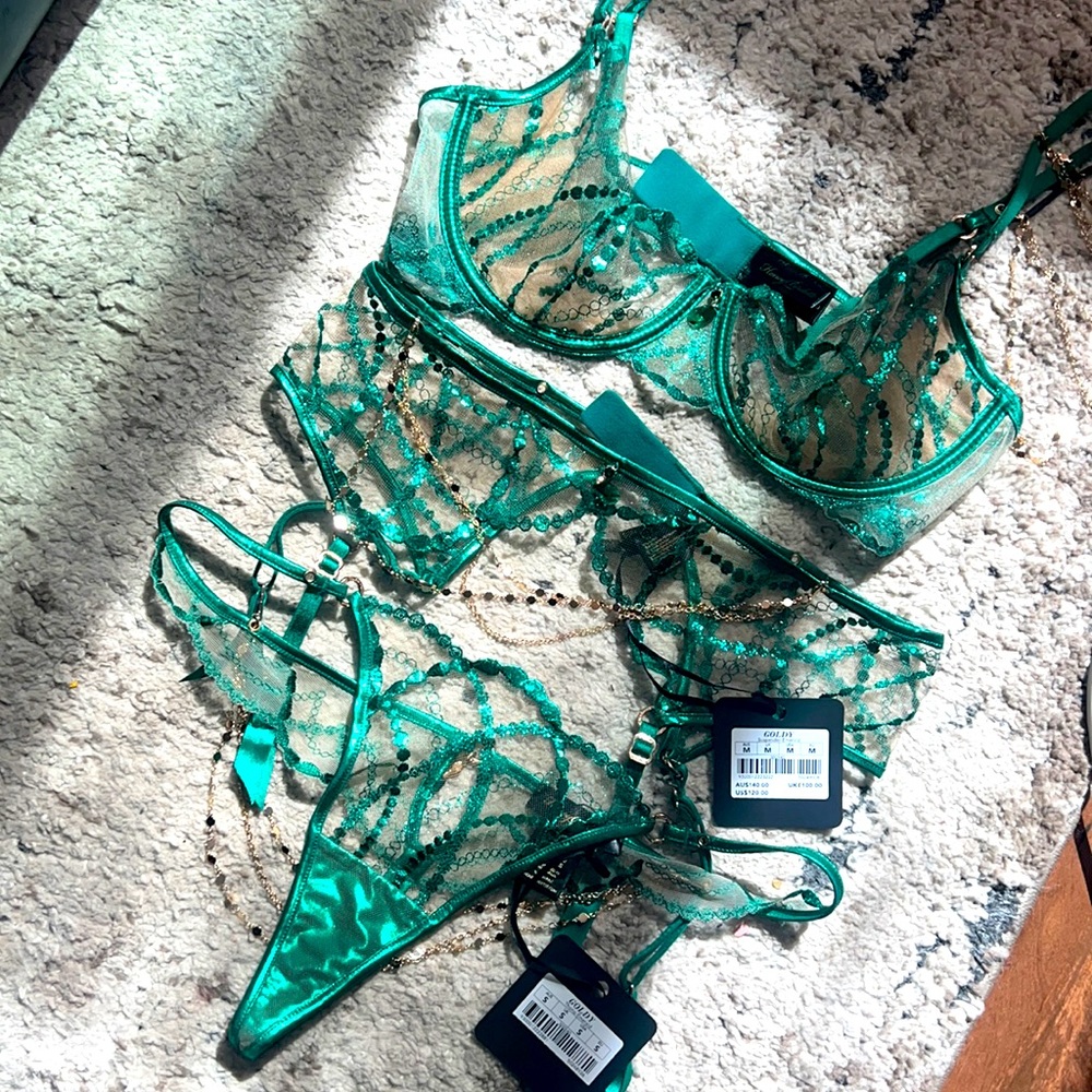 (SOLD) posh mark is having issues but this item has been sold